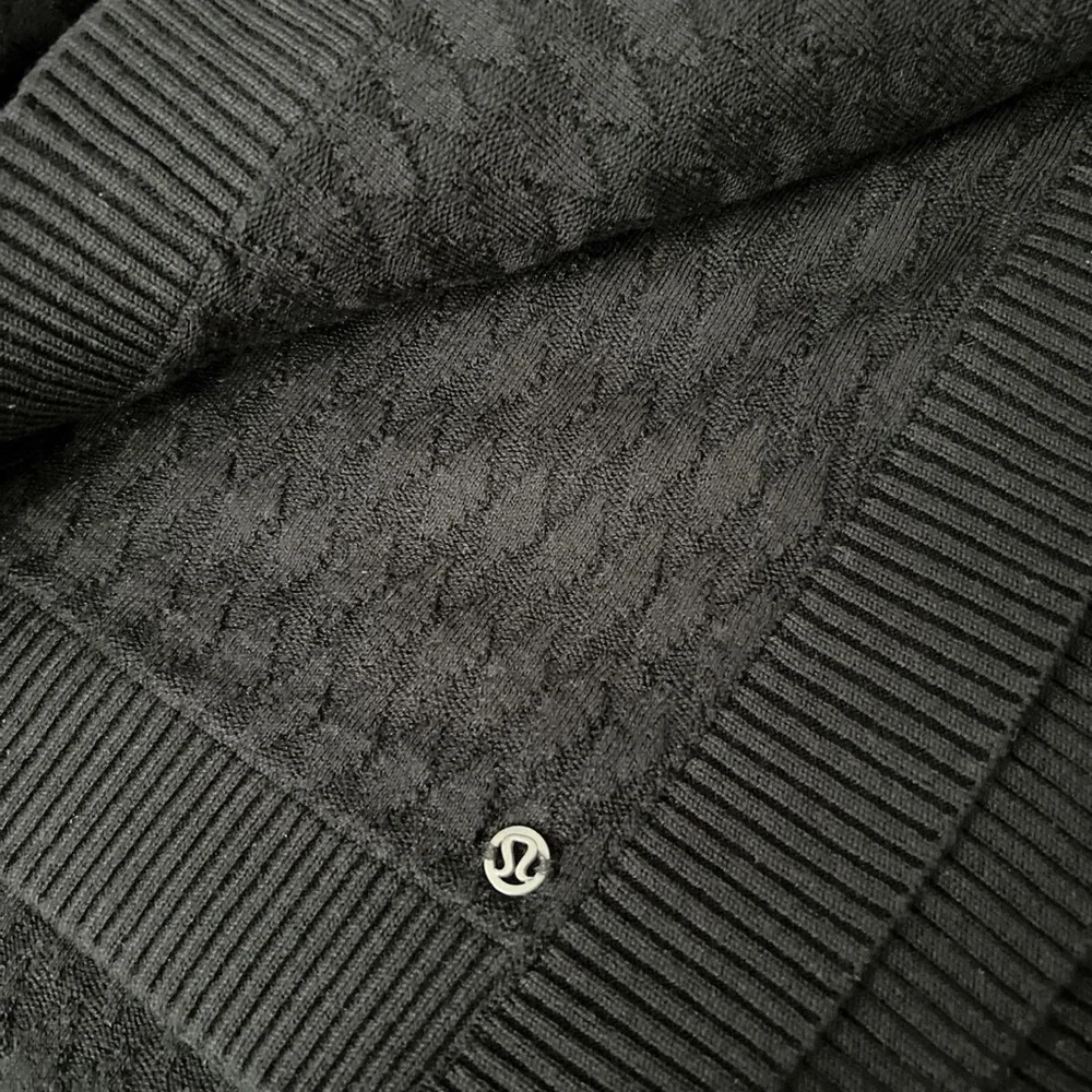 Lululemon Divinity Poncho Scarf Woven, Black, One Size. Chic Workout Coverup